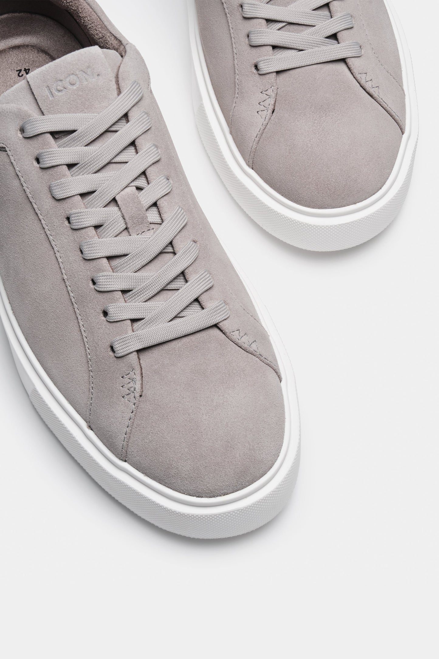 LE CLASSICHE SNEAKERS IN SUEDE